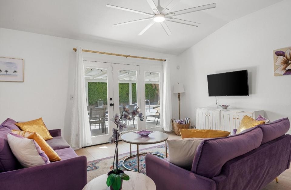 Communal lounge/ TV room, TV and multimedia, Living room, Seating area, Evening entertainment