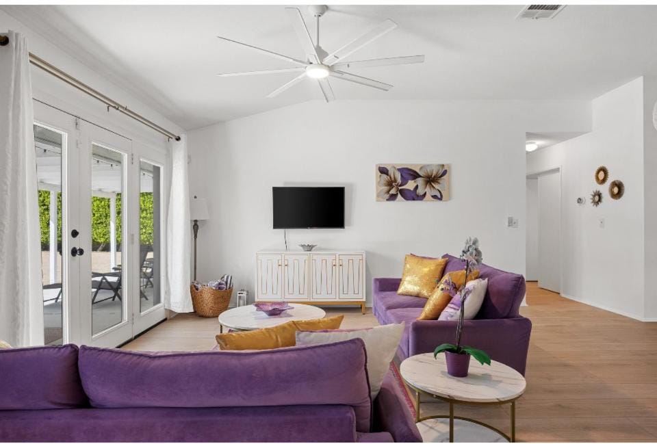 Communal lounge/ TV room, TV and multimedia, Living room, Seating area, Evening entertainment