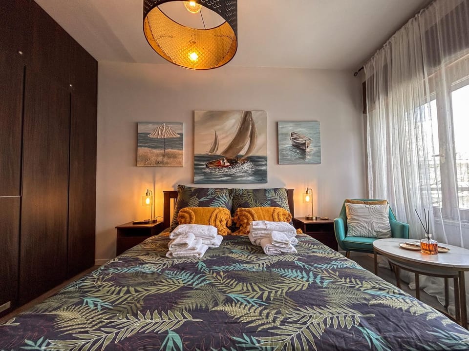 Bedroom, towels