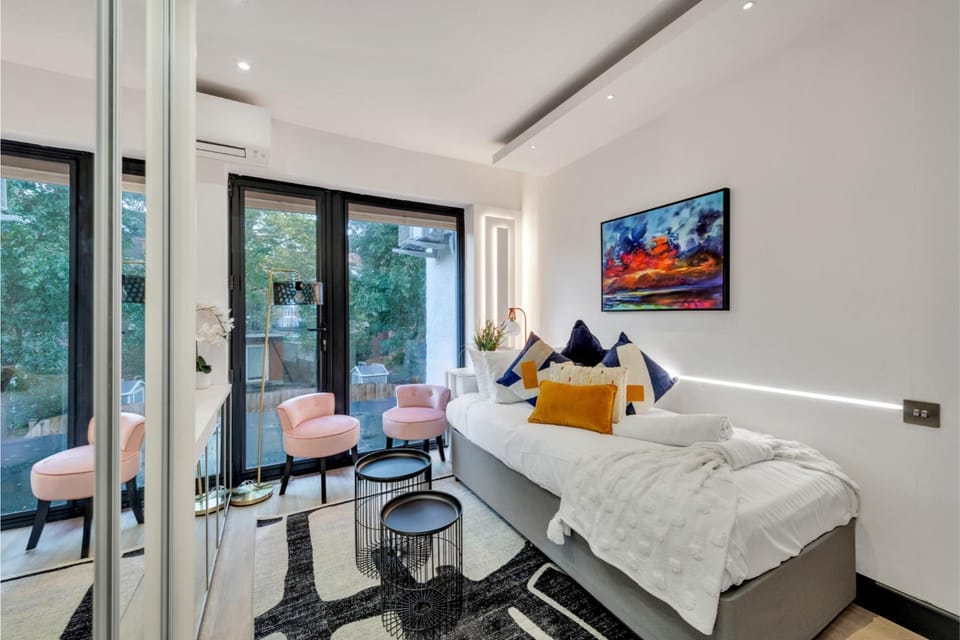 Bed, TV and multimedia, Photo of the whole room, Seating area, Bedroom, towels