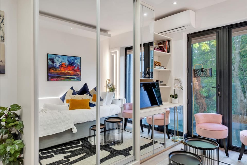 Bed, TV and multimedia, Living room, Seating area, hair dresser, air conditioner
