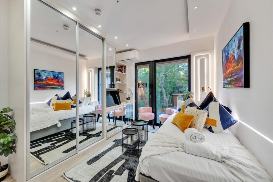 Bed, TV and multimedia, Living room, Photo of the whole room, Seating area, Bedroom