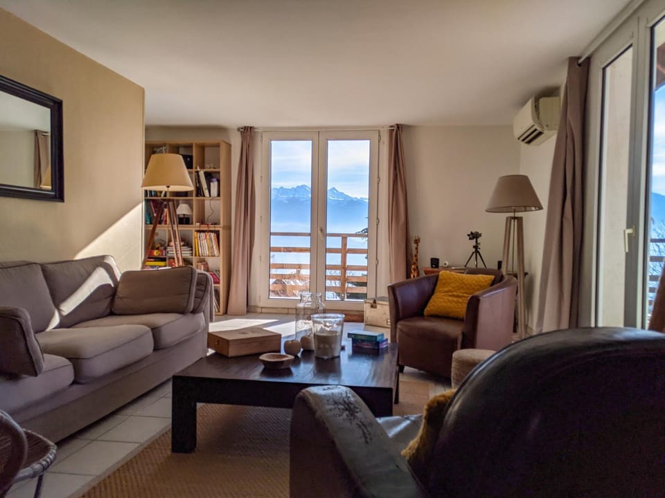 Living room, Mountain view, Mountain view