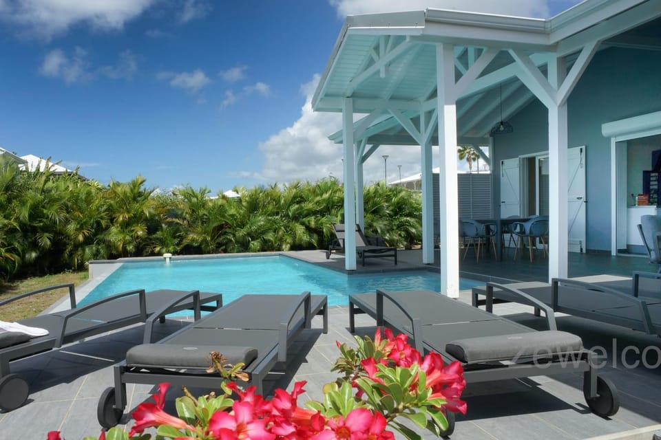 Property building, Patio, Day, Garden, View (from property/room), Balcony/Terrace, Living room, Seating area, Garden view, Pool view, Swimming pool, sunbed