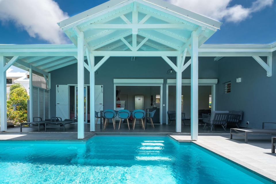 Property building, Patio, Day, Pool view, Swimming pool, sunbed