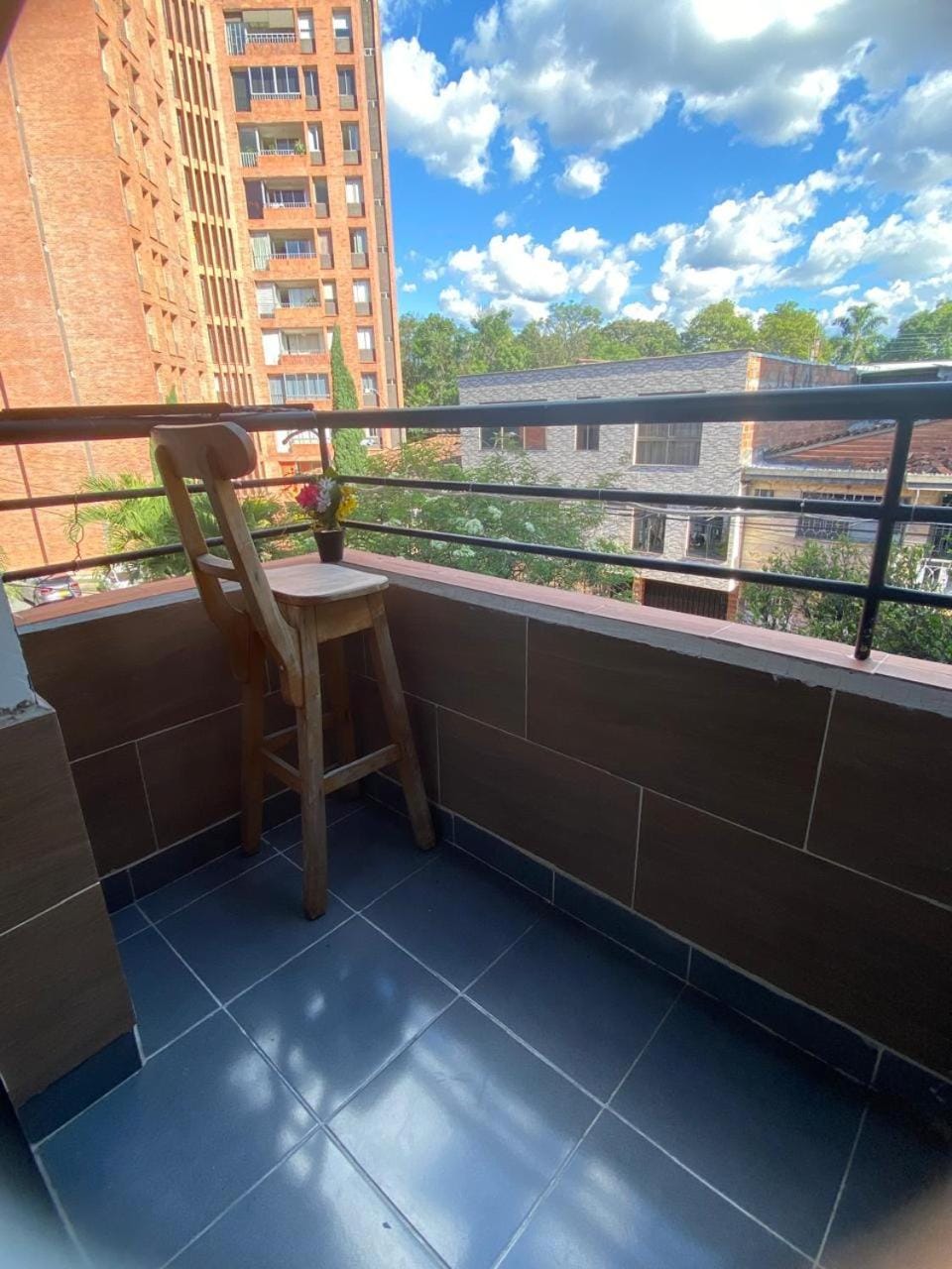 22 AMPLIO APARTAMENTO 150 mts con BALCON 3 HABIT eN LAURELES ESTADIO Apartment in Medellin