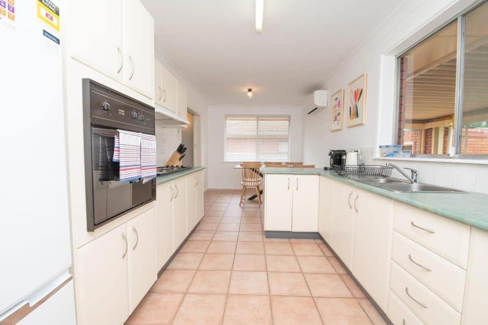 Cadogan House - Professionally Styled in CBD Villa in Orange