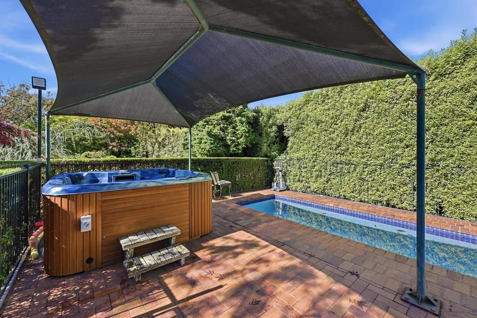 Snowline - Ultimate Getaway, Pool, Spa & Tennis House in Canobolas