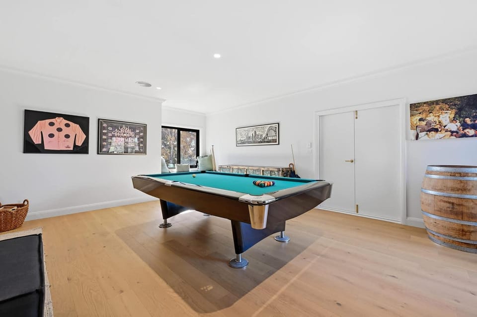 Snowline - Ultimate Getaway, Pool, Spa & Tennis House in Canobolas