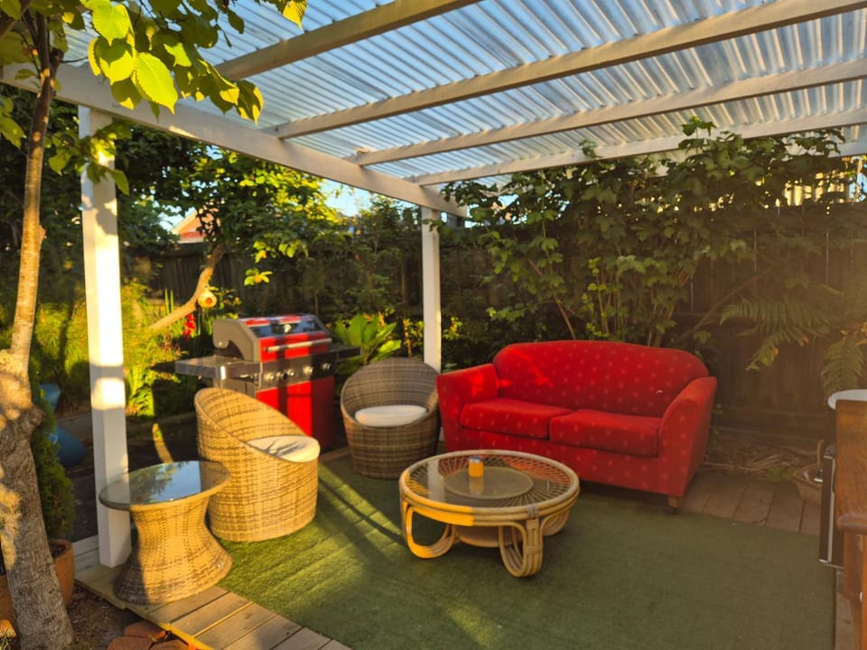 Delightful 1 bedroom tiny house, unique and memorable Apartment in West Coast