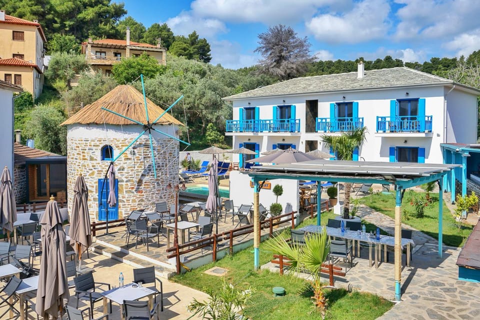 Property building, Restaurant/places to eat, Day, Garden, Garden view