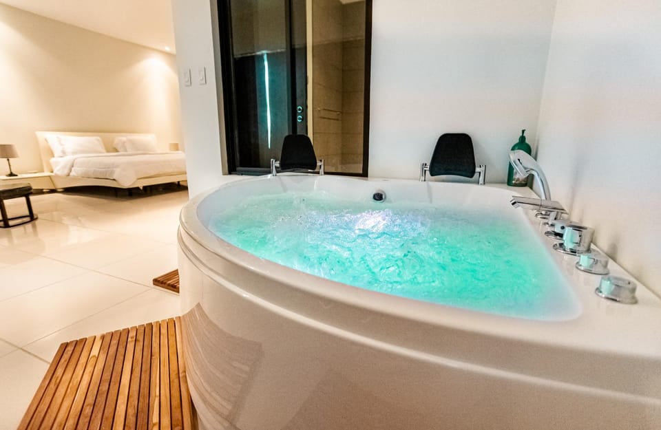 Hot Tub, Photo of the whole room