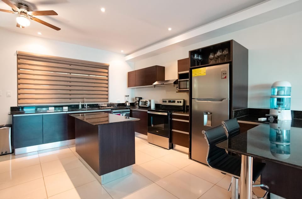 Kitchen or kitchenette, pet friendly, stove
