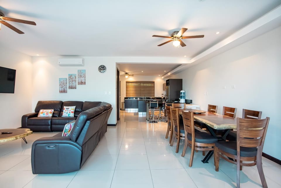 TV and multimedia, Dining area, fireplace