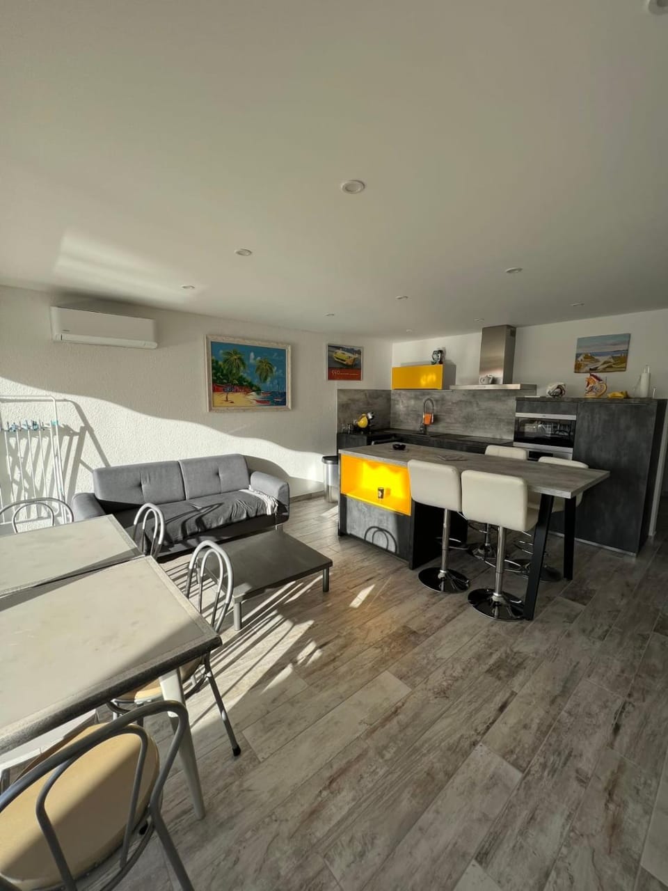 Kitchen or kitchenette, Living room, Seating area, Dining area
