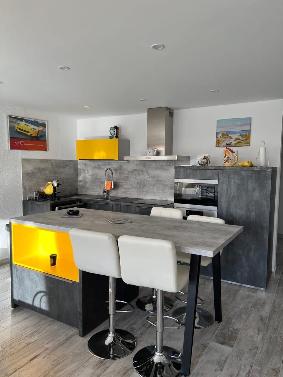 Kitchen or kitchenette, Dining area, stove