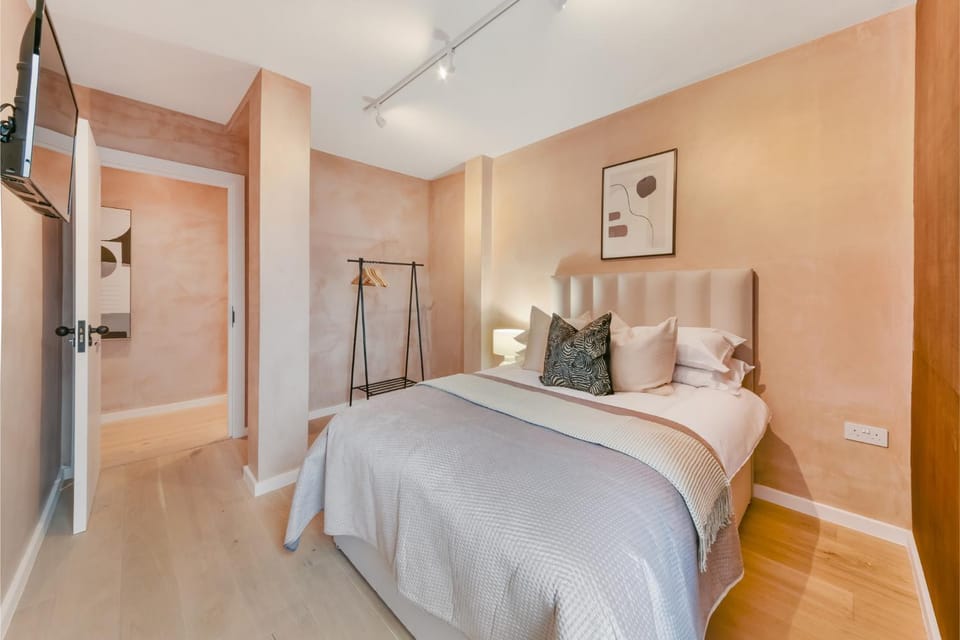 Bed, TV and multimedia, Photo of the whole room, Bedroom