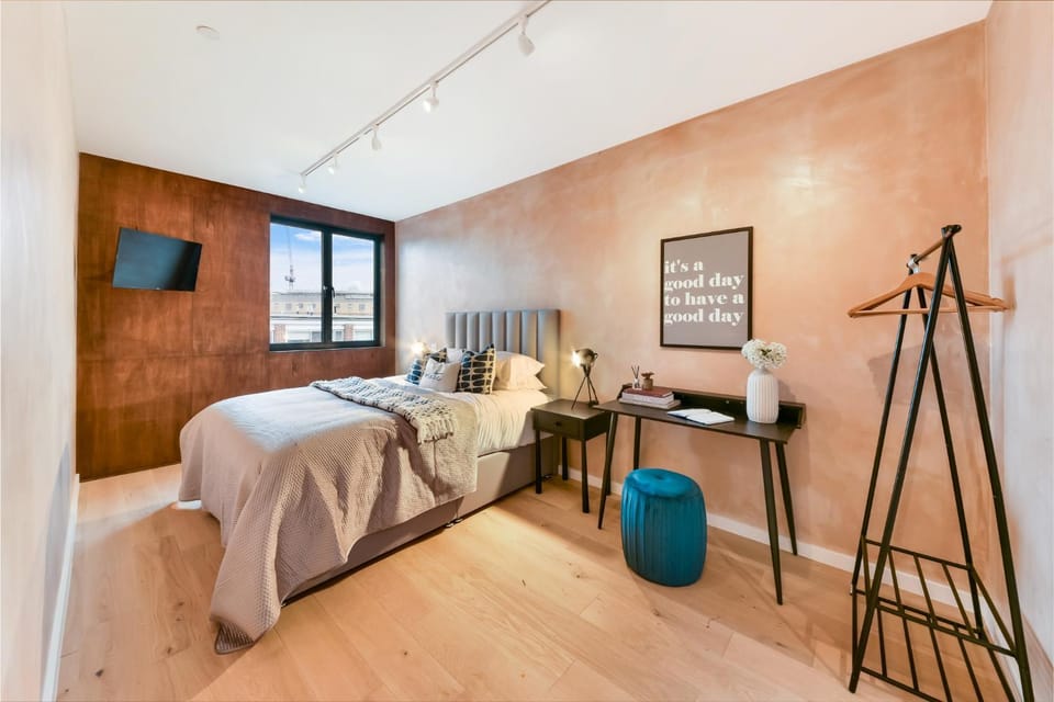 Bed, TV and multimedia, Photo of the whole room, Bedroom, hair dresser
