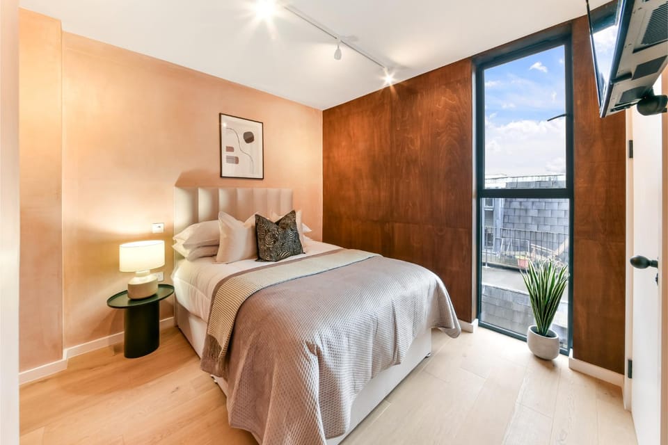 Bed, TV and multimedia, View (from property/room), Photo of the whole room, Bedroom, City view