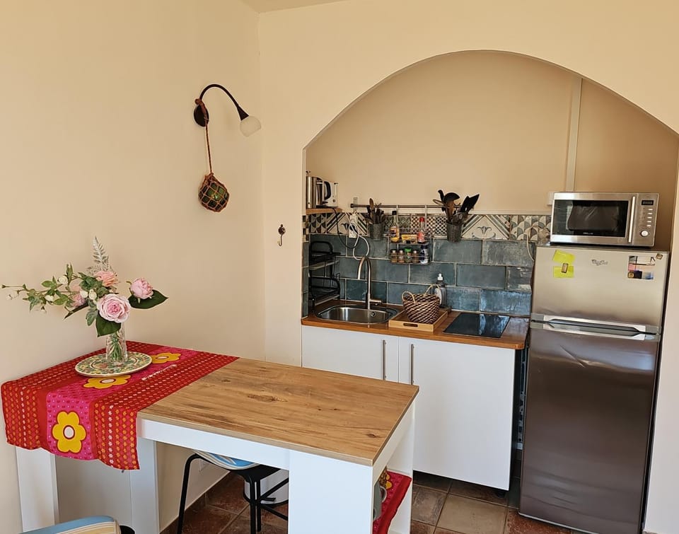 Kitchen or kitchenette, Dining area, stove