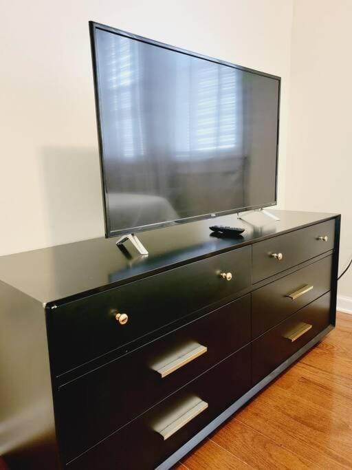 Modern 4 Bed Rooms Jersey City, NJ Easy Access to Manhattan Bed and Breakfast in Bayonne