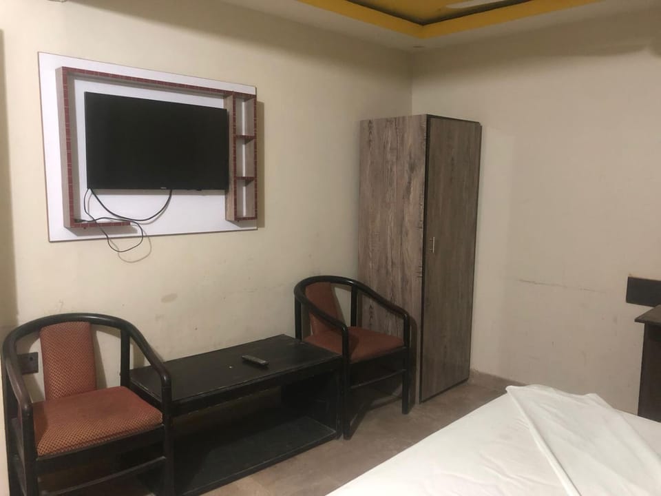 Bed, TV and multimedia, Photo of the whole room, Seating area, Bedroom, wardrobe