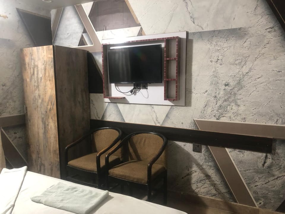Bed, TV and multimedia, Photo of the whole room, Seating area, Bedroom, wardrobe