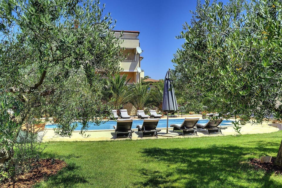 Attraktive Ferienwohnung mit großem Pool, Klimaanlage, WLAN, BBQ und nur 700 Meter bis zum Sandstrand Apartment in Medulin