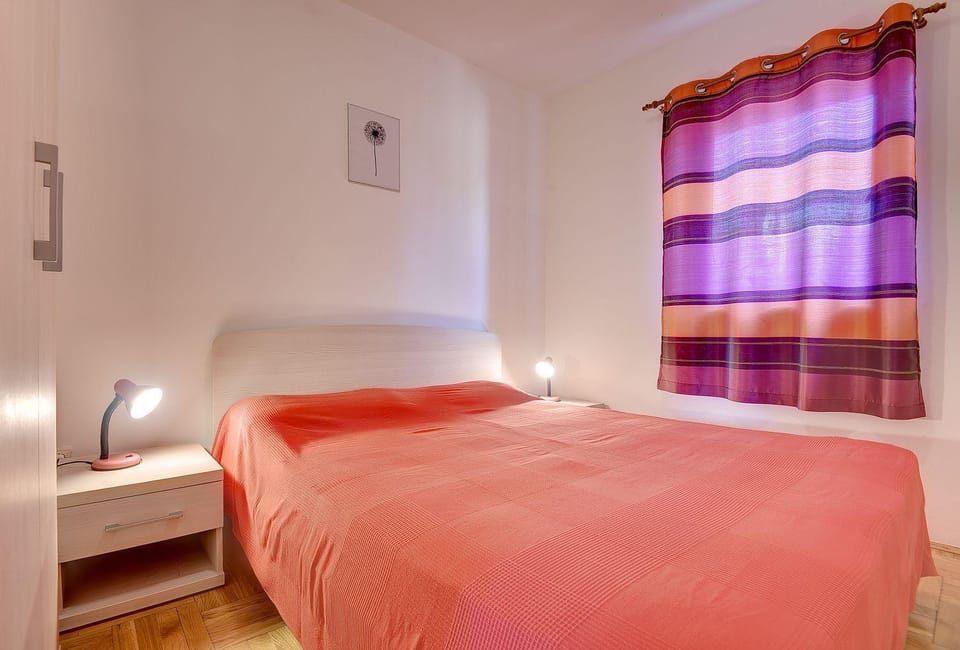 Schöne Ferienwohnung nur 100 Meter bis zum Strand in Medulin mit Klima, WLAN, Balkon Apartment in Premantura