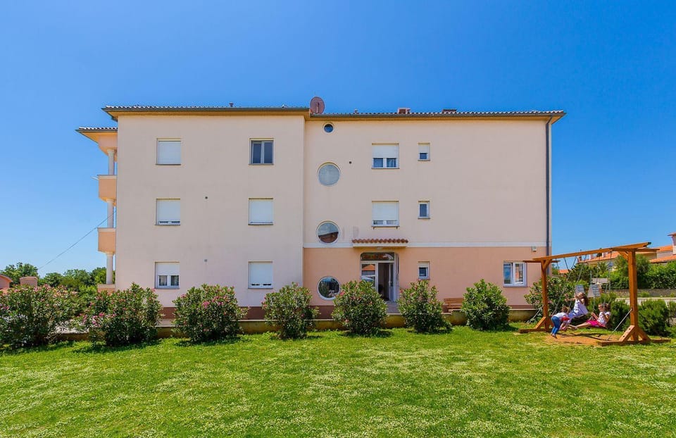 Appartement nur 800 Meter bis zum Sandstrand mit Klima, WLAN, Haustiere sind erlaubt Apartment in Medulin