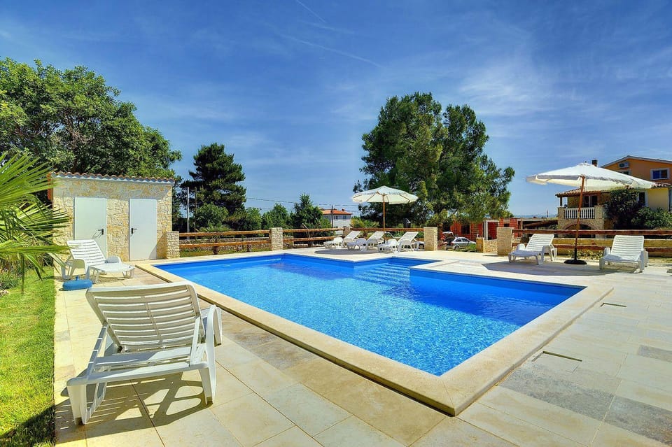 Ferienwohnung nur 500 Meter bis zum Kieselstrand mit großem Pool , Schlafzimmer, Bad, Küche, Klima, WLAN Apartment in Medulin