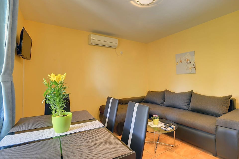 Ferienwohnung nur 500 Meter bis zum Kieselstrand mit großem Pool , Schlafzimmer, Bad, Küche, Klima, WLAN Apartment in Medulin