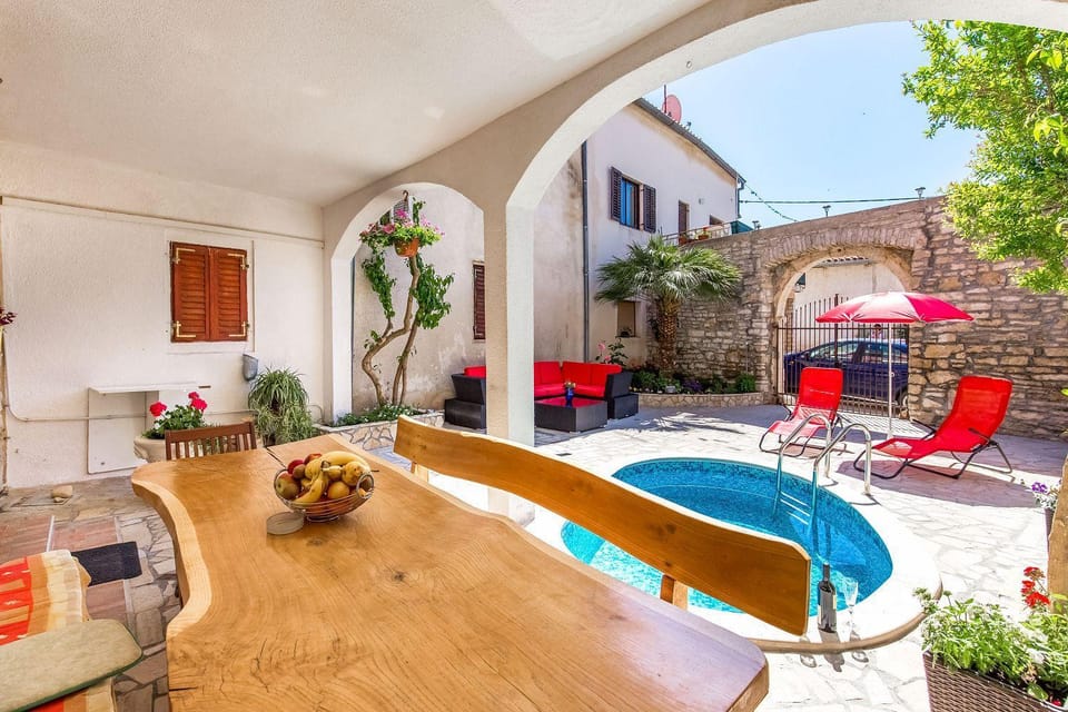 Ferienwohnung nur 700 Meter bis zum Sandstrand mit Pool, Küche, Bad, Balkon, BBQ Apartment in Medulin