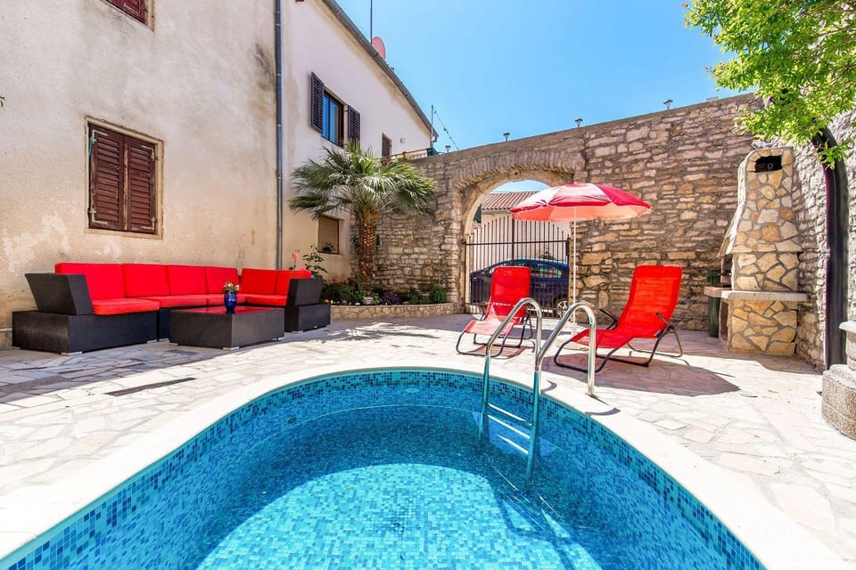 Ferienwohnung nur 700 Meter bis zum Sandstrand mit Pool, Küche, Bad, Balkon, BBQ Apartment in Medulin