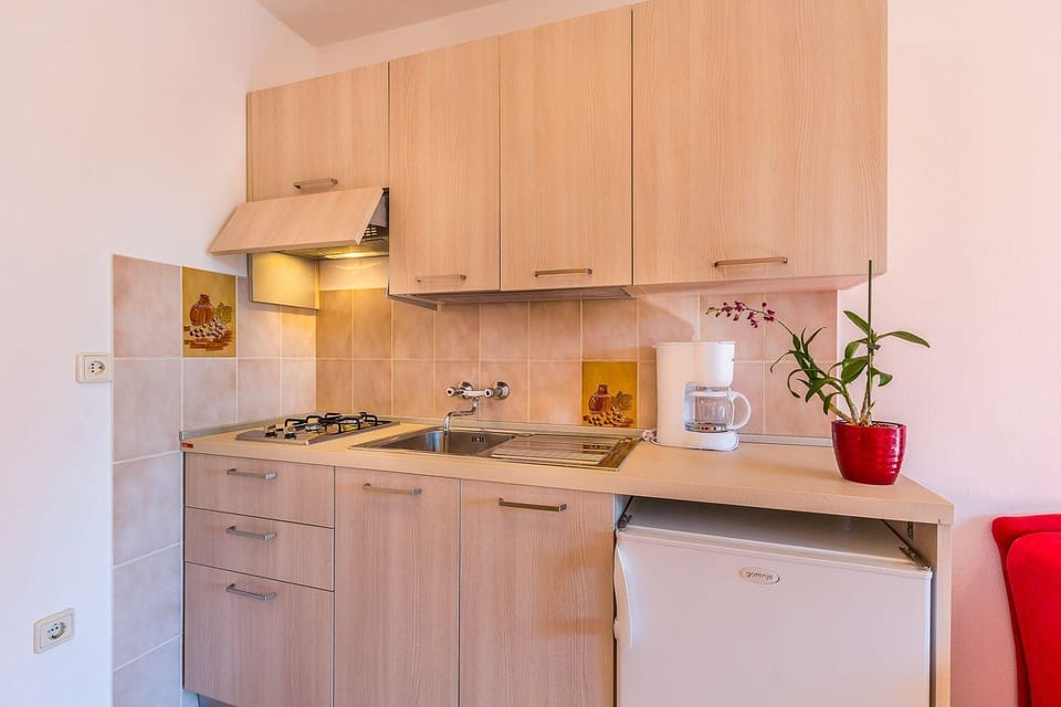 Schöne Ferienwohnung nur 300 Meter bis zum Strand mit Küche, Bad, Klima, Parkplatz Apartment in Fažana