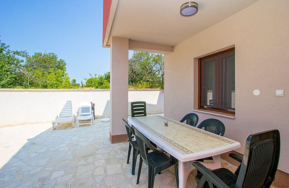 Schöne Ferienwohnung nur 500 Meter bis zum Strand mit Küche, Bad, Klima, WLAN, Terrasse, Grill House in Banjole