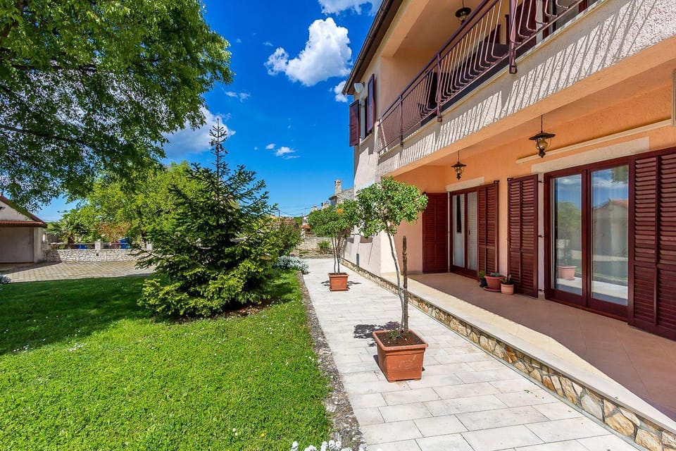 Ferienwohnung mit WLAN, Klima, Parkplatz, Grill und großem Garten zum Fußball spielen Apartment in Vodnjan