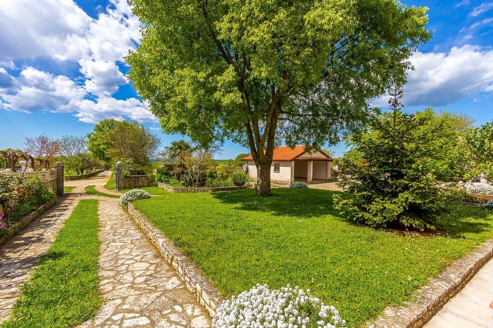 Ferienwohnung mit WLAN, Klima, Parkplatz, Grill und großem Garten zum Fußball spielen Apartment in Vodnjan