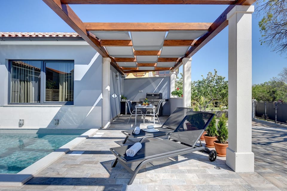 Villa mit privatem Pool, WLAN, Klima, Sonnenterrasse und Grill House in Pula