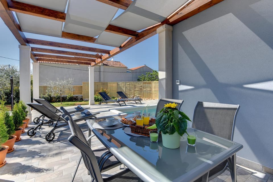 Villa mit privatem Pool, WLAN, Klima, Sonnenterrasse und Grill House in Pula