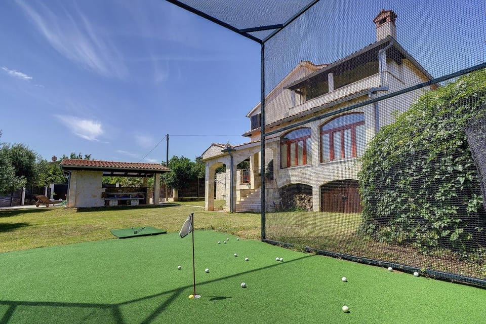 Einzigartige Villa nur 1 km bis zum Strand mit privatem Pool, BBQ, Klima, WLAN House in Medulin
