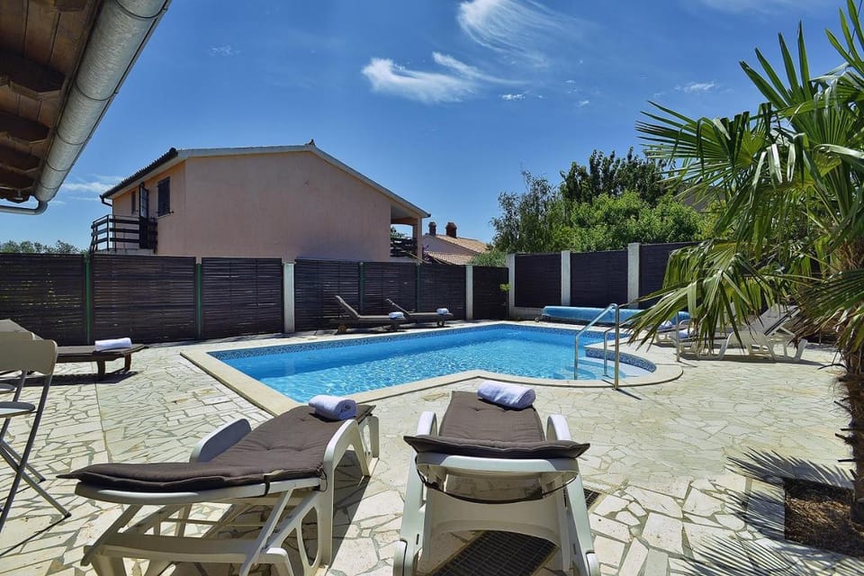 Einzigartige Villa nur 1 km bis zum Strand mit privatem Pool, BBQ, Klima, WLAN House in Medulin