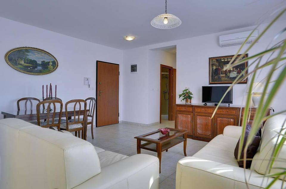 Neue Ferienwohnung mit Parkplatz, Klima in einer ruhigen Lage von Pula Apartment in Pula