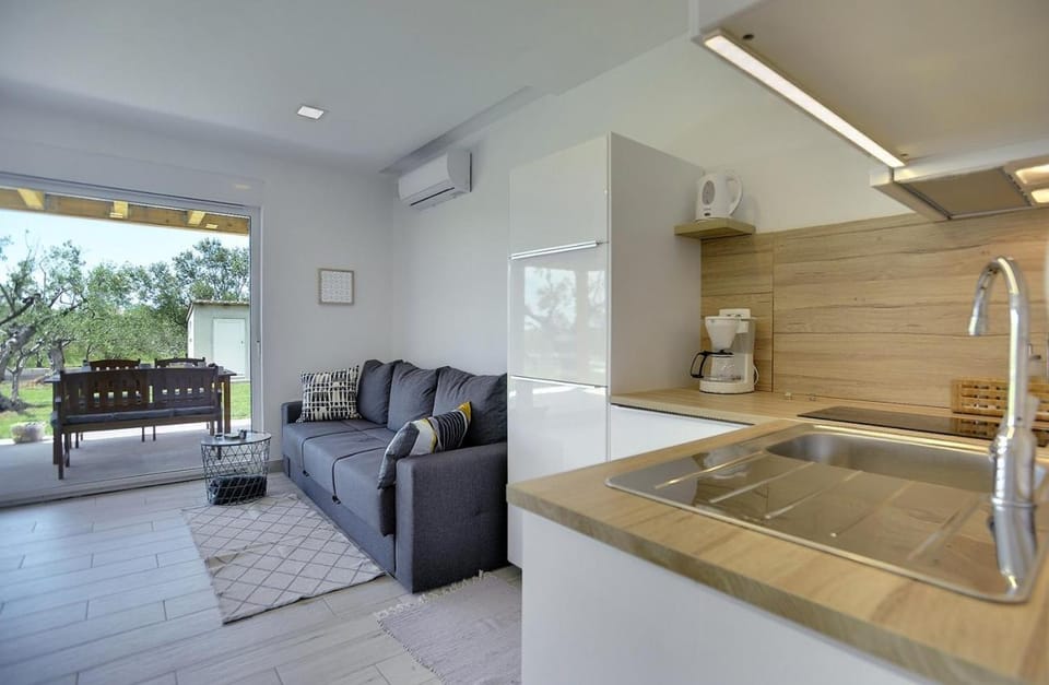 Gepflegtes Ferienhaus mit moderner Ausstattung, Parkplatz, Klima House in Fažana