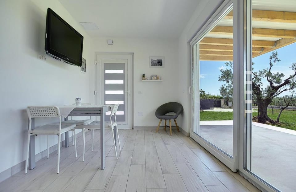 Gepflegtes Ferienhaus mit moderner Ausstattung, Parkplatz, Klima House in Fažana