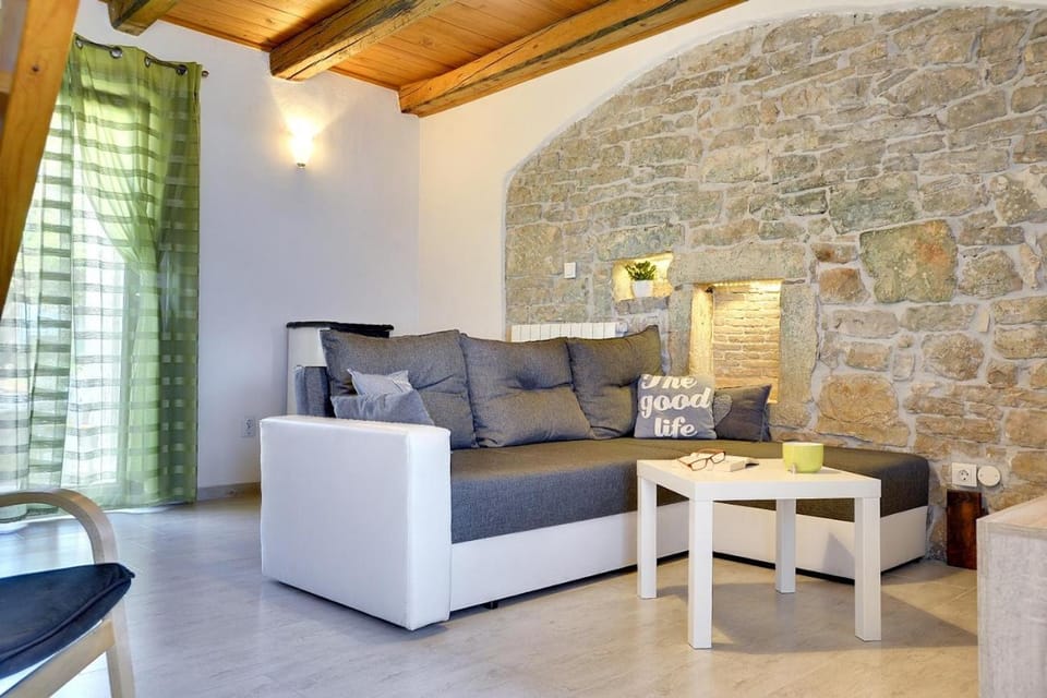 Rustikale und moderne Steinfinca mit zwei Parkplätzen House in Istria County