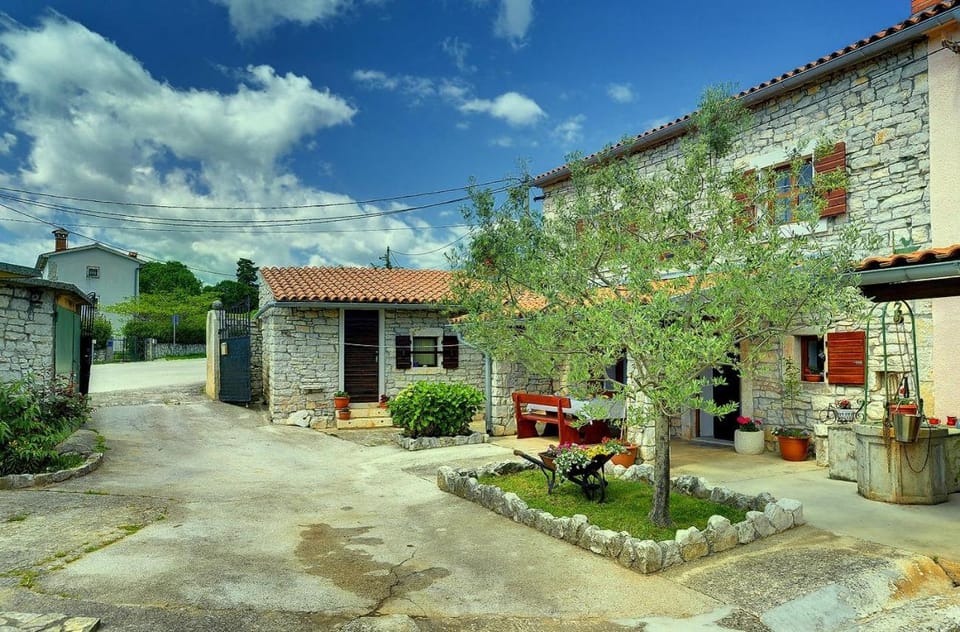 Rustikale und moderne Steinfinca mit zwei Parkplätzen House in Istria County