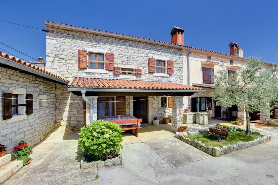 Rustikale und moderne Steinfinca mit zwei Parkplätzen House in Istria County