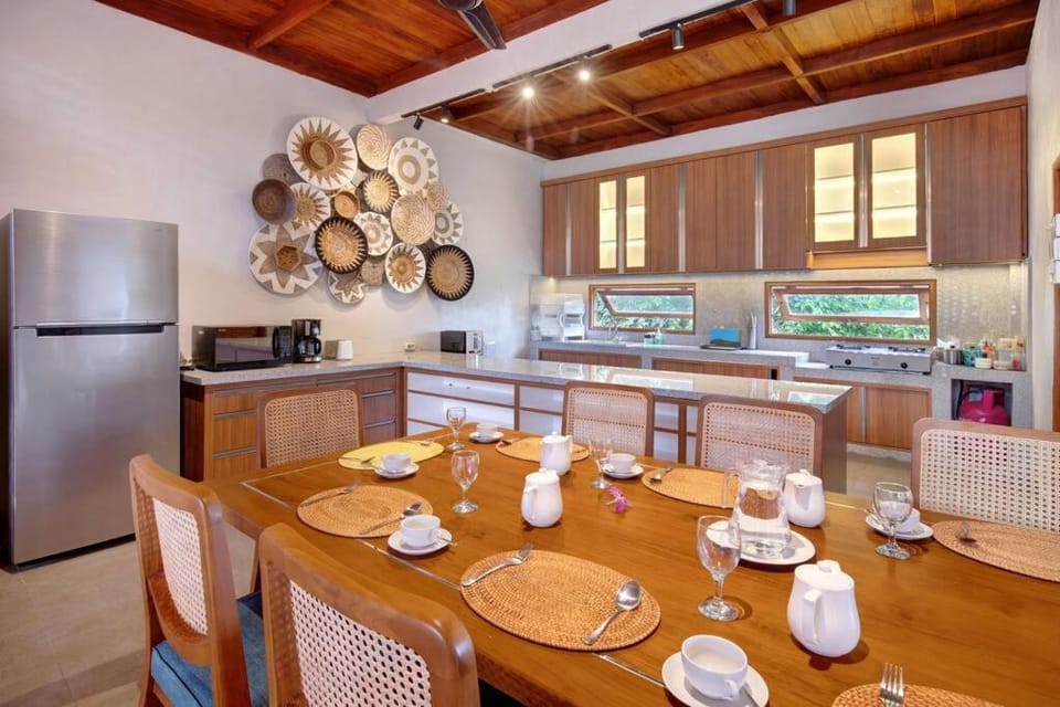 Kitchen or kitchenette, Dining area, minibar, stove