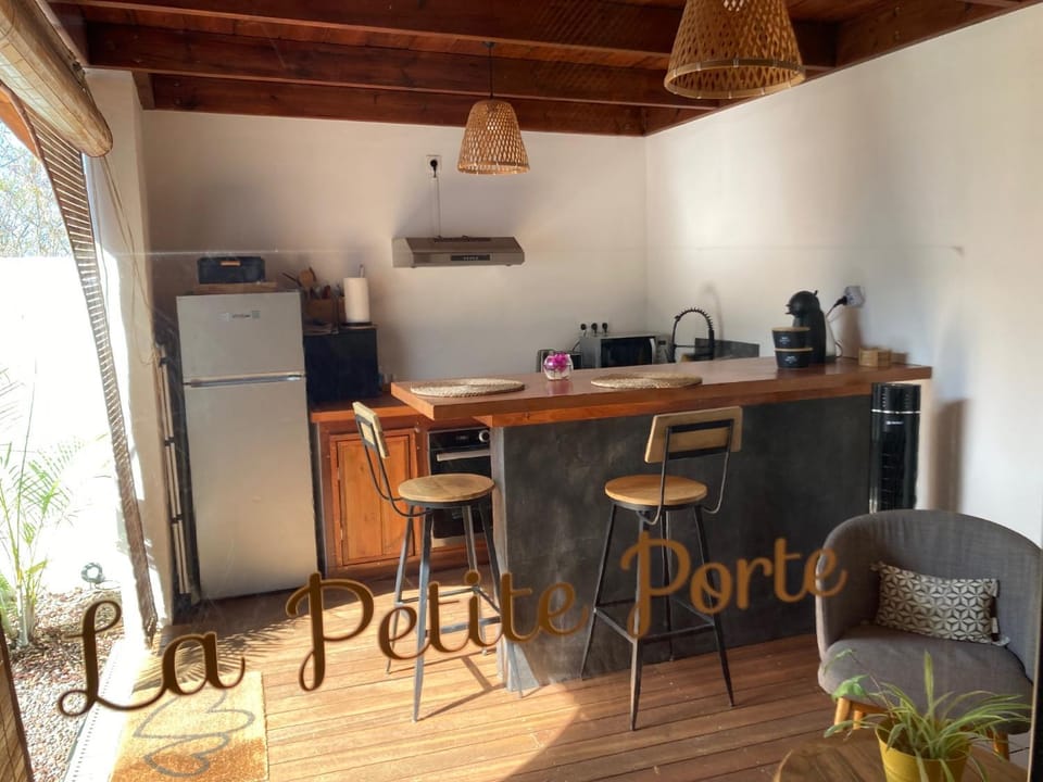 Kitchen or kitchenette, Dining area, oven